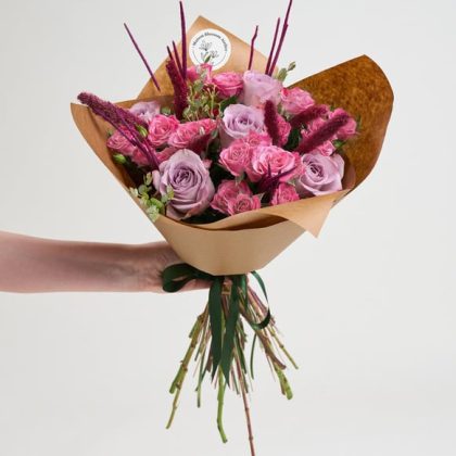 Kraft Bukette Pembe Çardak Gül ve Lila Gül
